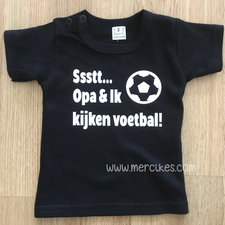 sssttt opa en ik kijken voetbal